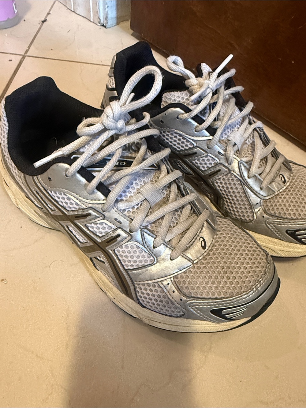 Asics Men’s Silver and Black Athletic 1130
